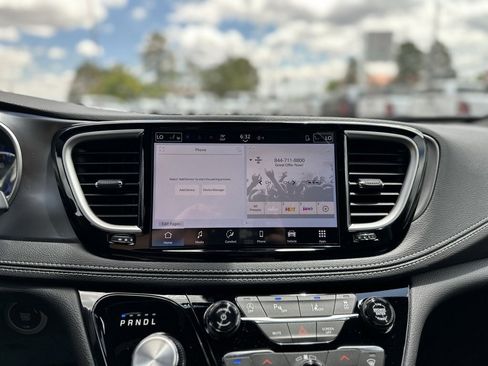 New 2025 Chrysler Pacifica Select image 20