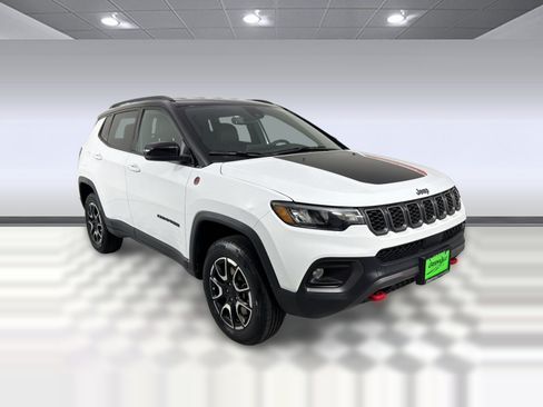 Used 2024 Jeep Compass Trailhawk AWD/4WD image 7