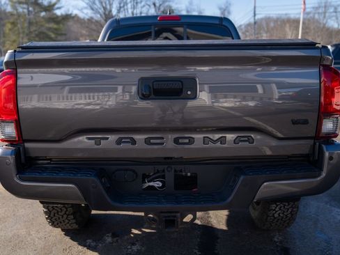 Used 2018 Toyota Tacoma TRD Sport w/ Technology Package image 5