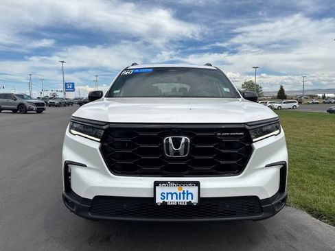 Certified 2025 Honda Pilot Black Edition image 8