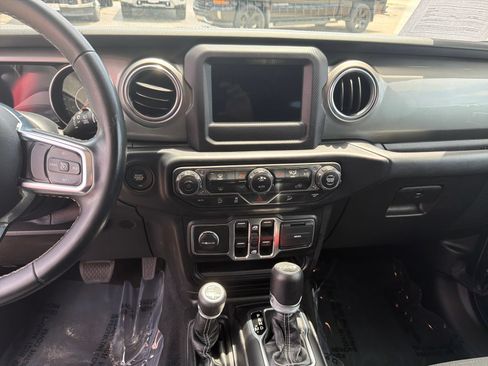 Used 2020 Jeep Wrangler Unlimited Sahara AWD/4WD image 17