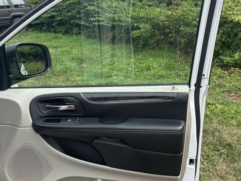Used 2016 Chrysler Town & Country Touring FWD image 26