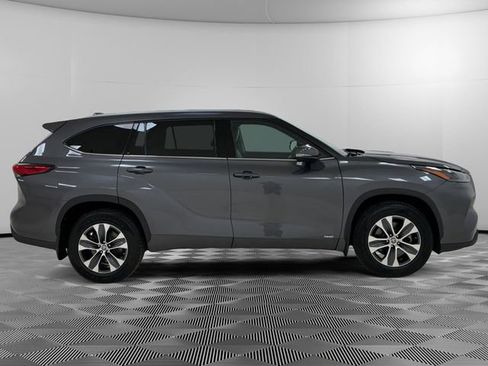 Used 2022 Toyota Highlander XLE AWD/4WD image 6