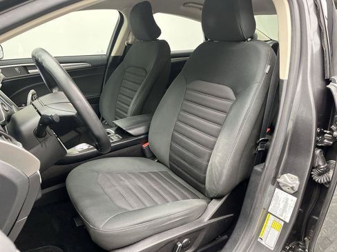 Used 2017 Ford Fusion SE w/ Fusion SE Technology Package FWD image 9