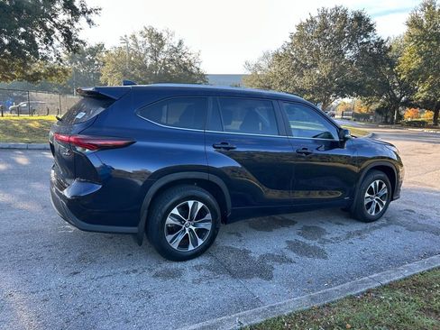 Certified 2025 Toyota Highlander XLE image 5