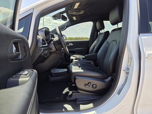 New 2026 Chrysler Pacifica Select FWD image 12