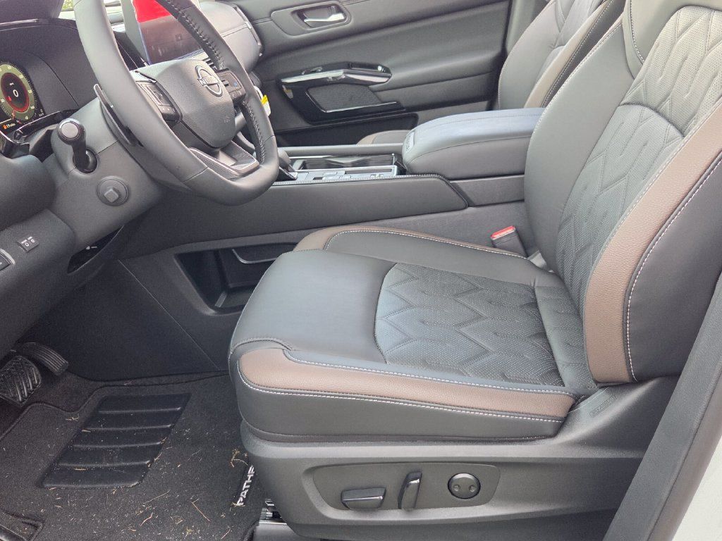 New 2026 Nissan Pathfinder Platinum w/ Accent Package FWD image 4