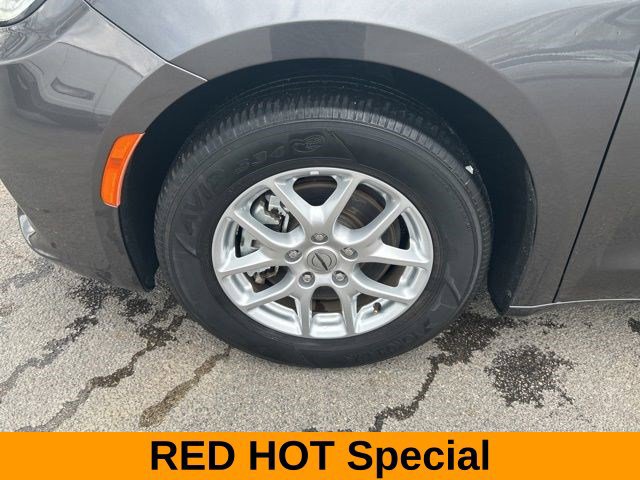 Used 2023 Chrysler Pacifica Touring-L FWD image 44