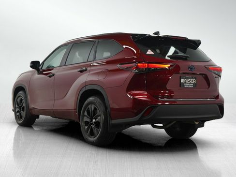 Used 2024 Toyota Highlander XLE image 3