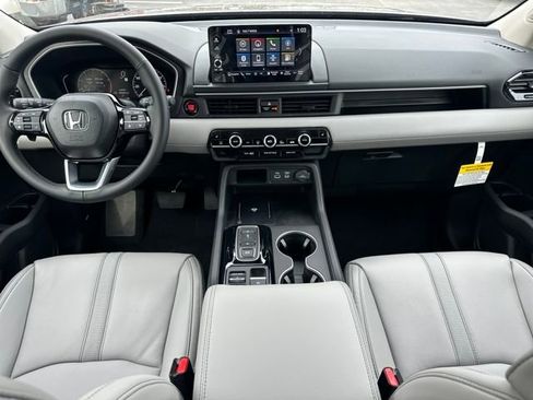 New 2025 Honda Pilot Touring image 19