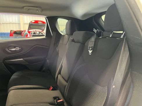 Used 2019 Jeep Cherokee Latitude w/ Popular Appearance Group FWD image 18