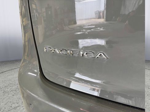Used 2023 Chrysler Pacifica Touring-L FWD image 28