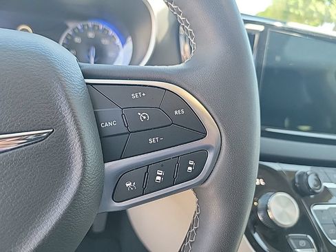 Used 2024 Chrysler Pacifica Touring-L FWD image 25