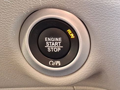 Certified 2024 Chrysler Pacifica Touring-L image 23