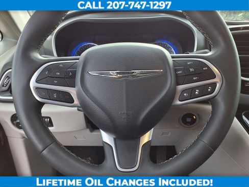 Used 2023 Chrysler Pacifica Touring-L image 16