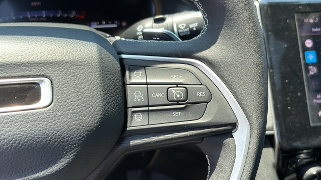 Used 2023 Jeep Grand Cherokee L Laredo AWD/4WD image 14
