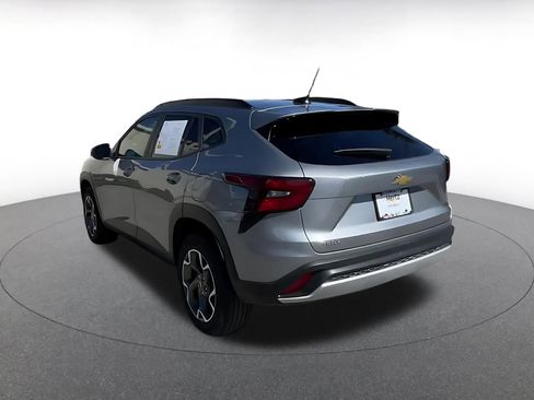 Used 2025 Chevrolet Trax LT image 11