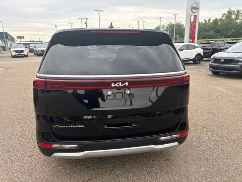 Used 2022 Kia Carnival LX FWD image 5