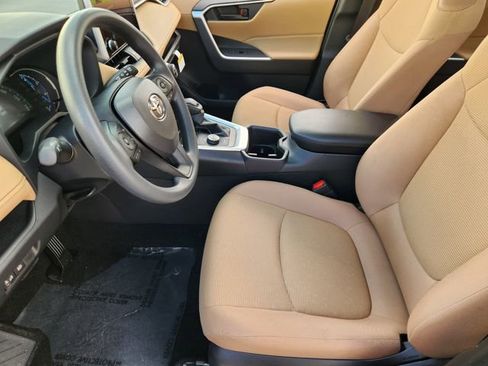 Used 2025 Toyota RAV4 LE image 9