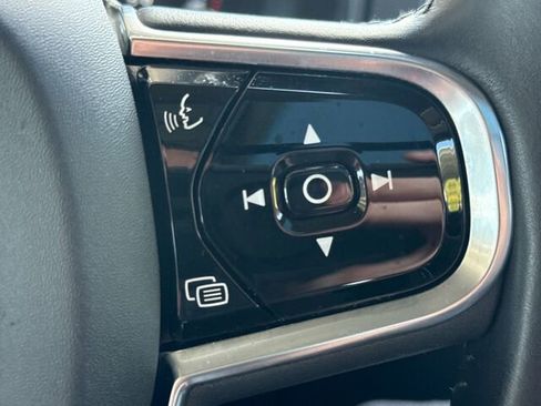 Used 2017 Volvo XC90 T6 Momentum w/ Vision Package image 31