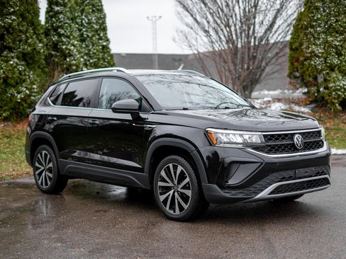 Used 2023 Volkswagen Taos SE image 3