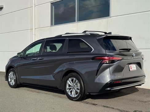 Certified 2025 Toyota Sienna Limited image 5