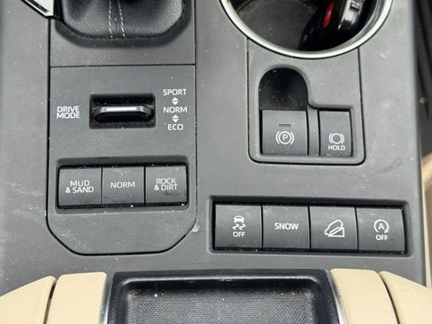 Used 2022 Toyota Highlander XLE AWD/4WD image 29