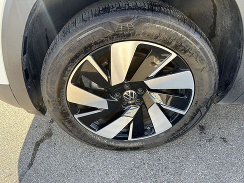 Used 2025 Volkswagen Atlas Cross Sport SE image 12