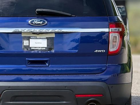 Used 2014 Ford Explorer XLT w/ Equipment Group 202A AWD/4WD image 14