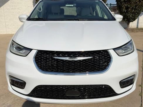 Used 2021 Chrysler Pacifica Touring-L w/ Uconnect Theater Family Group FWD image 8
