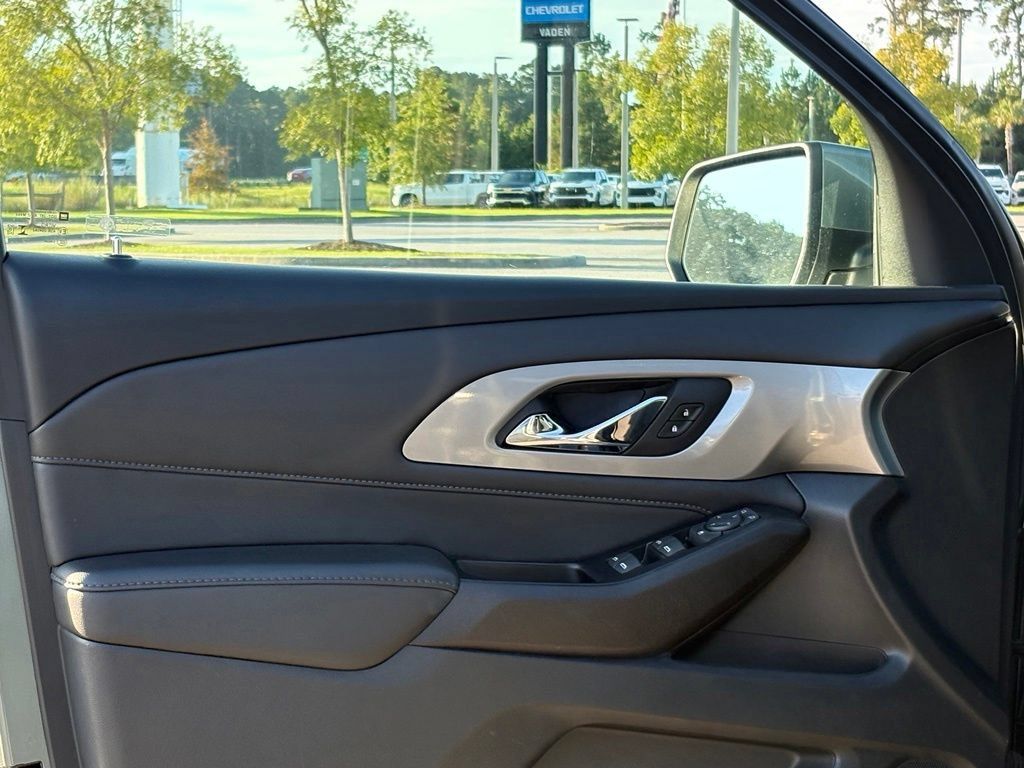 Used 2023 Chevrolet Traverse LT FWD image 16