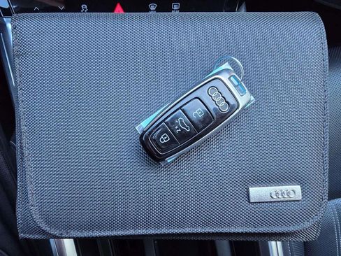 Used 2019 Audi e-tron Prestige w/ Prestige Package image 42