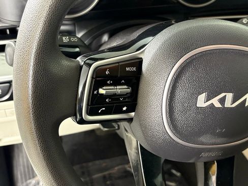 Used 2022 Kia Carnival LX image 20