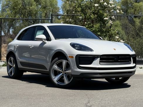 Used 2025 Porsche Macan Loaner image 9