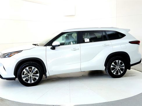New 2026 Toyota Highlander XLE image 3