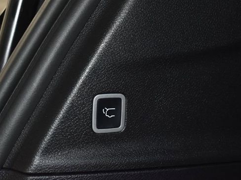 Certified 2025 Chrysler Pacifica Select image 37