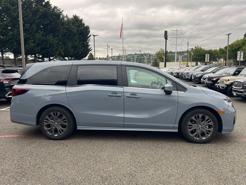 Used 2025 Honda Odyssey Touring image 4