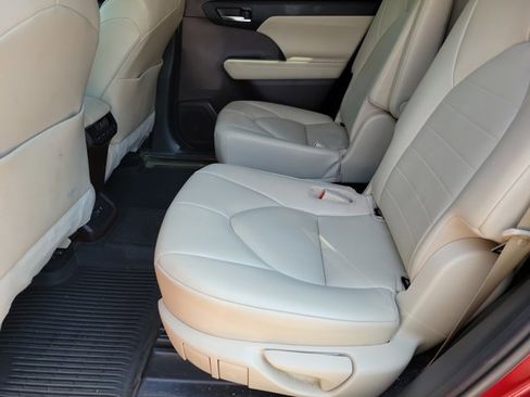 Used 2021 Toyota Highlander XLE image 8