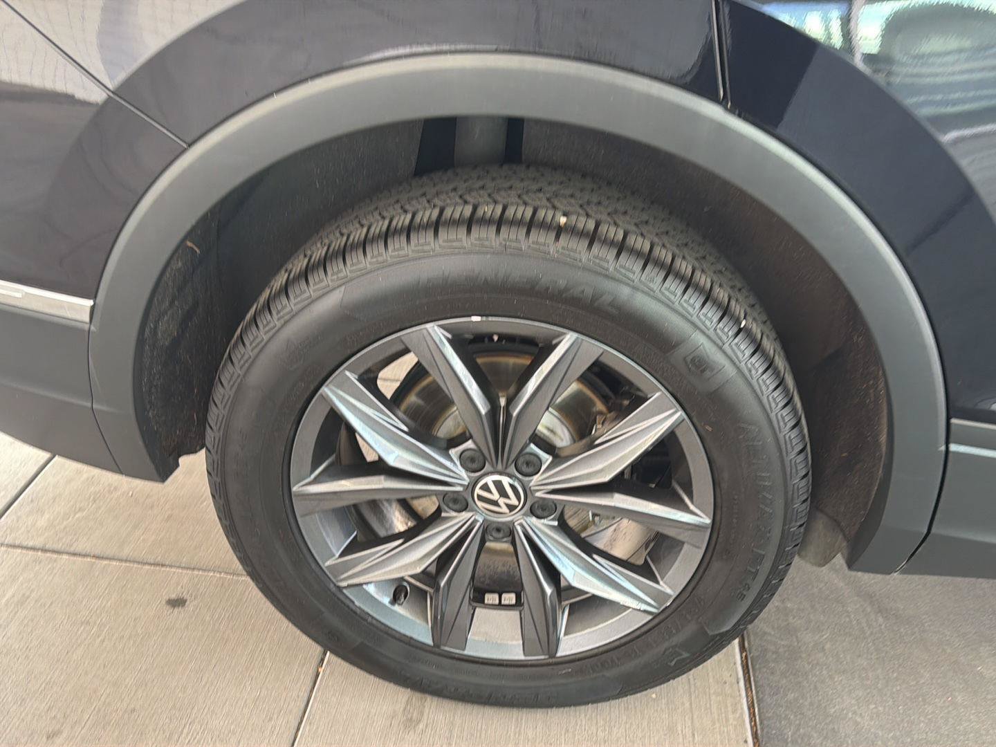 Certified 2022 Volkswagen Tiguan SE w/ Panoramic Sunroof Package AWD/4WD image 11