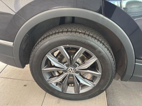 Certified 2022 Volkswagen Tiguan SE w/ Panoramic Sunroof Package AWD/4WD image 11