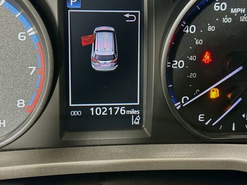 Used 2018 Toyota RAV4 LE FWD image 12