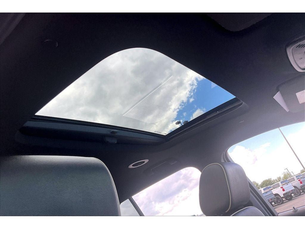 Used 2023 Chevrolet Traverse Premier FWD image 24