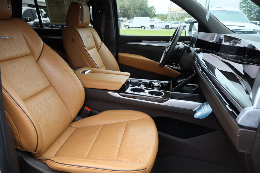 Certified 2025 Cadillac Escalade Premium Luxury w/ Touring Package AWD/4WD image 39