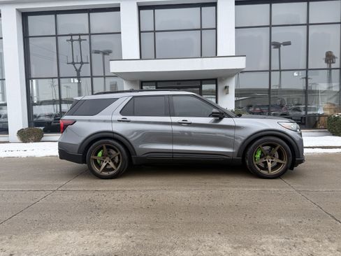 Used 2025 Ford Explorer ST image 3