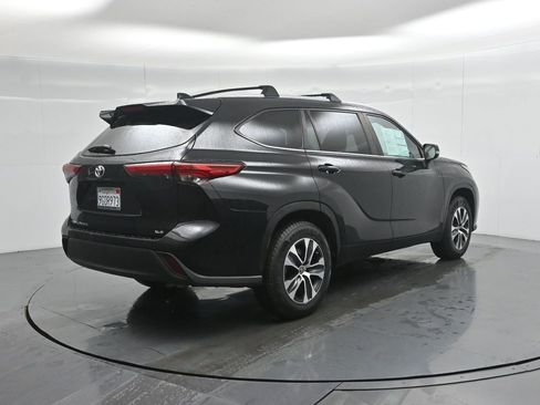 Used 2023 Toyota Highlander XLE image 32