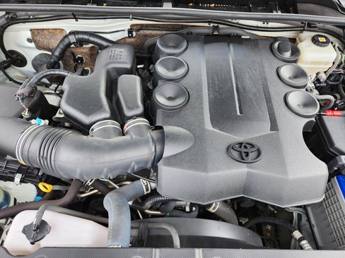 Used 2022 Toyota 4Runner SR5 AWD/4WD image 9