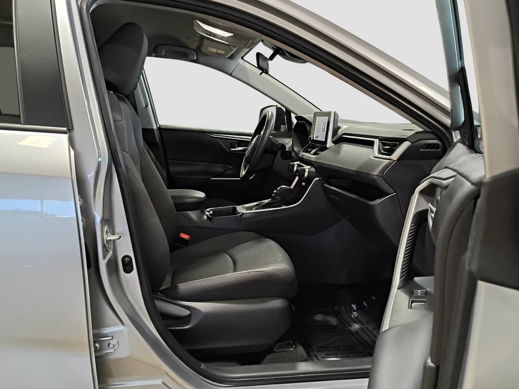 Used 2025 Toyota RAV4 XLE AWD/4WD image 14