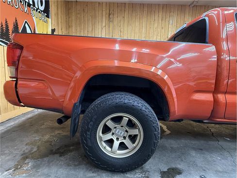 Used 2017 Toyota Tacoma TRD Sport AWD/4WD image 6
