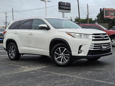 Used 2018 Toyota Highlander XLE FWD image 2