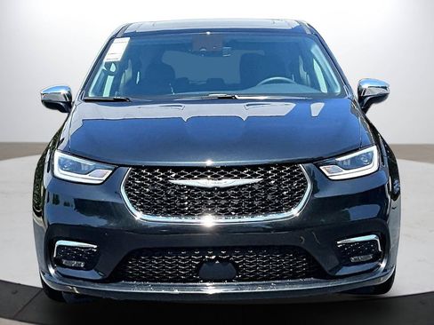 Used 2023 Chrysler Pacifica Limited FWD image 3